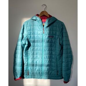 Patagonia Nano puff in teal and cranberry